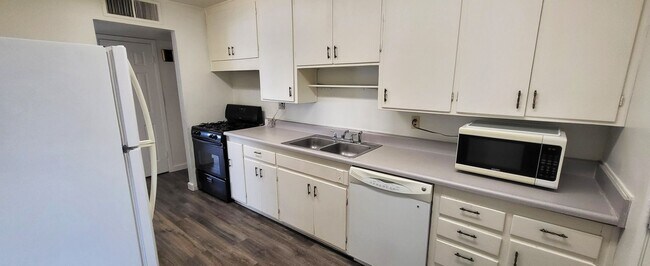 Building Photo - NICE 4 BED 2 BATH CORNER LOT HOME!!!!