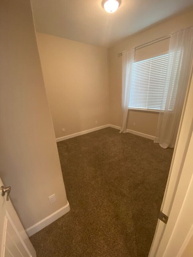 Building Photo - 2256 Ranch View Dr