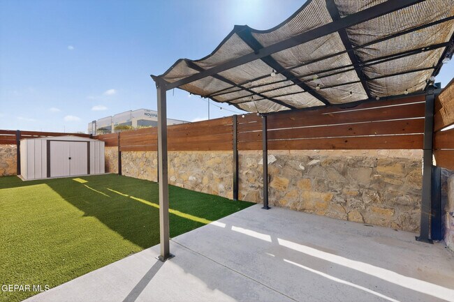 Building Photo - 320 S Manzanita Dr