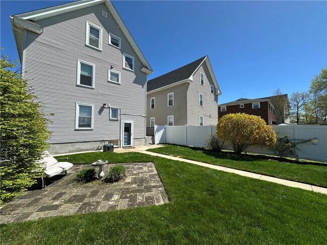 Building Photo - 904 York Ave