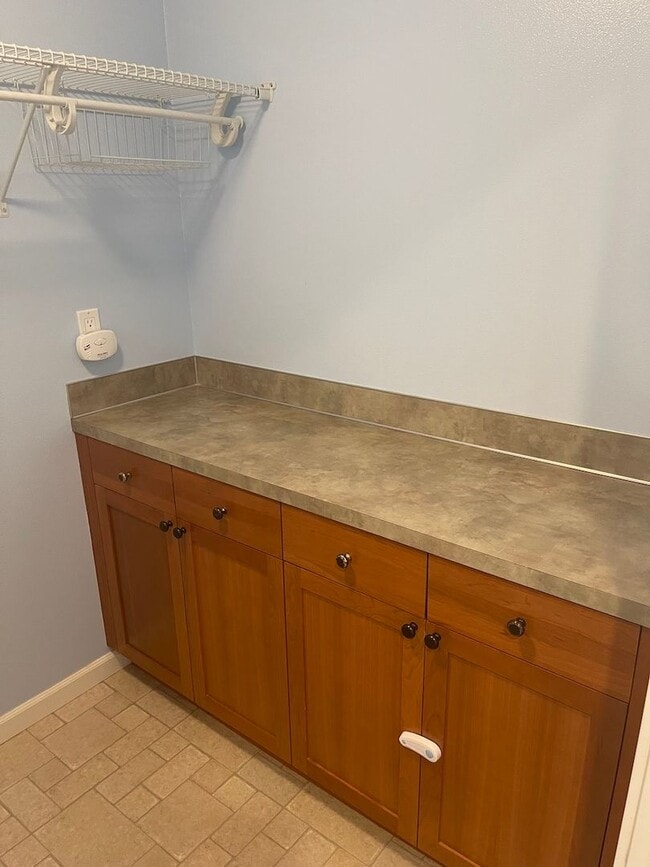 Building Photo - Spacious 3BD/2.5BTH Available for Lease in...