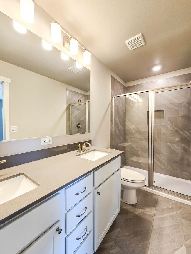 Building Photo - Newly Built Townhome 4bd 2.5ba