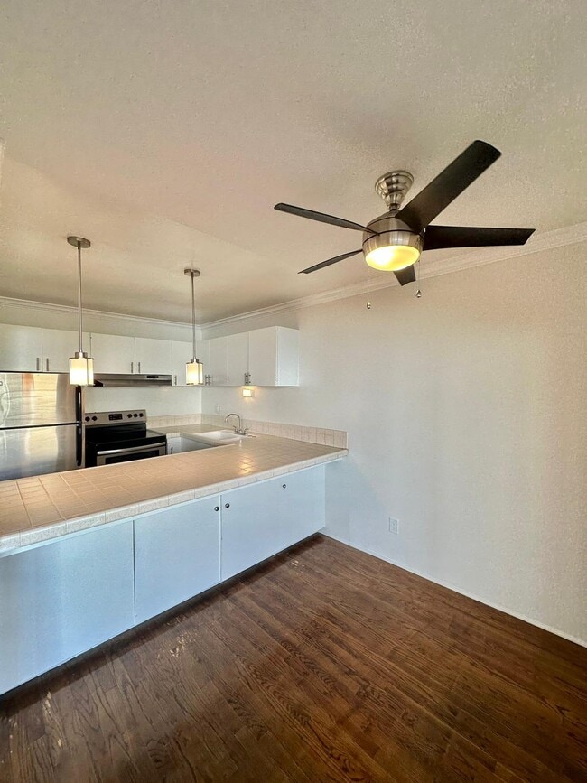 Building Photo - 7545 Hampton Ave