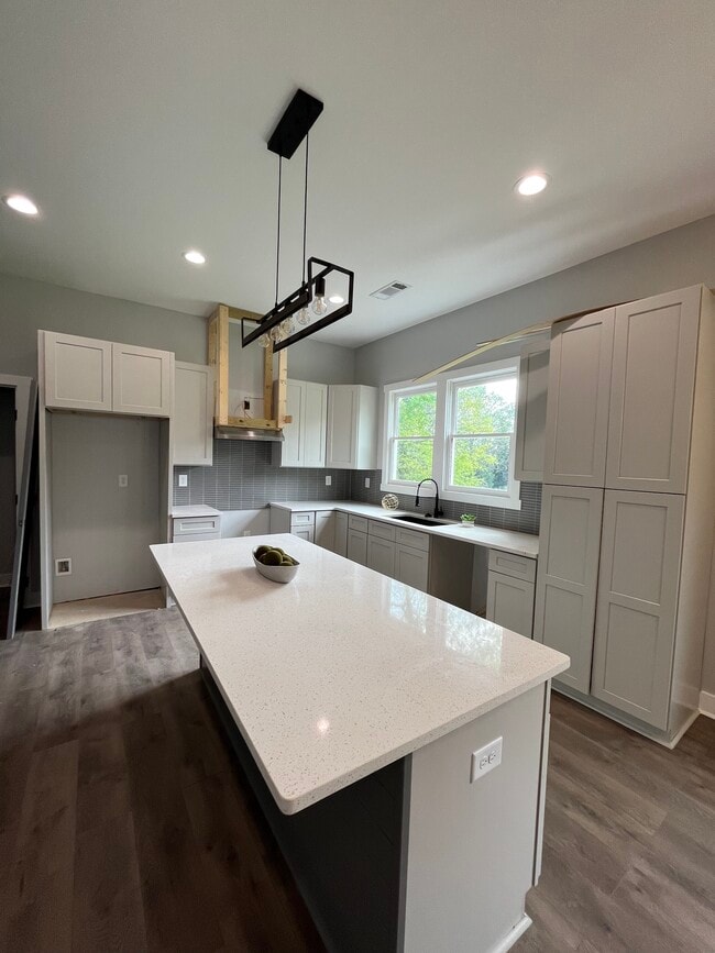 Building Photo - 842 White St SW