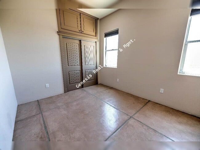 Building Photo - "Spacious Tucson Retreat with Granite Elegance and Cozy Fireplace – 4 Bed, 3.5 Bath Gem!"