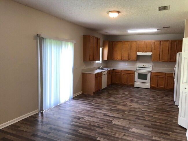Building Photo - Large 5 Bedroom, 3 Bathroom Single Family ...