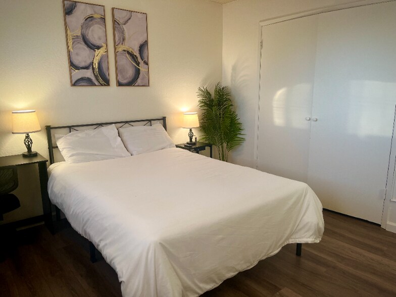 Building Photo - 7327 Sovereign Ct