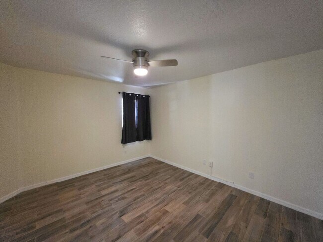 Building Photo - Pool Home in Vero Lake Estates 3/3 with Bonus Room