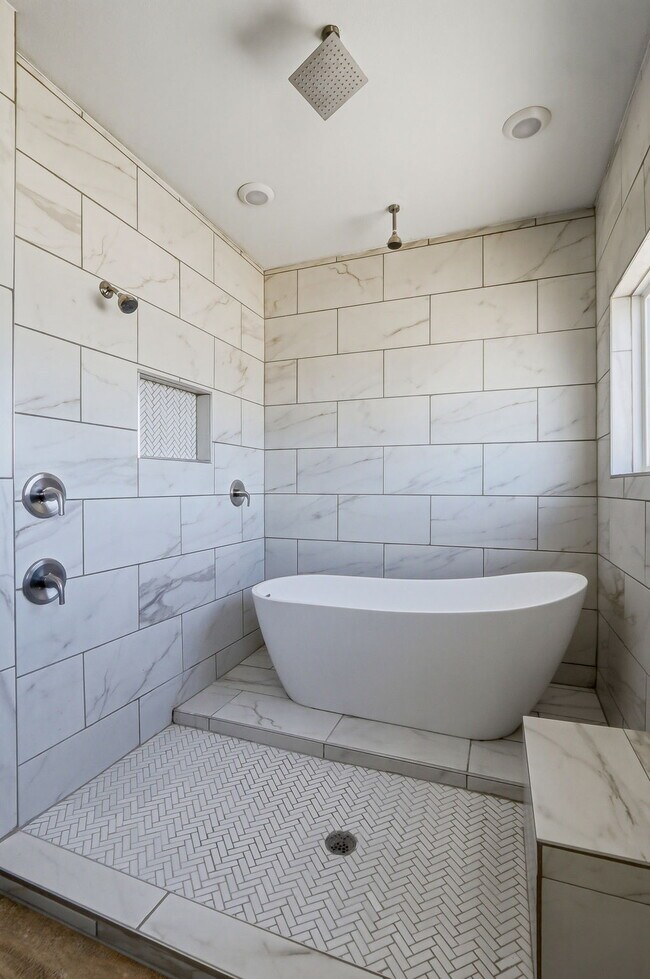 Building Photo - 905 Louisiana Downs Ave