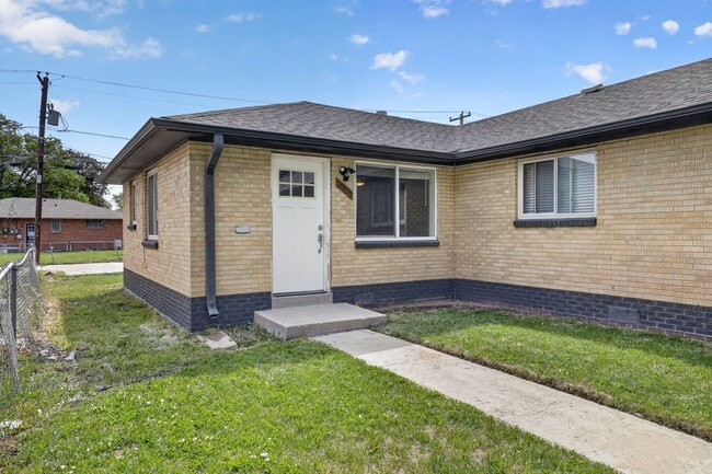 Building Photo - 2 bed 1 bath - Remodeled Home in Denver!