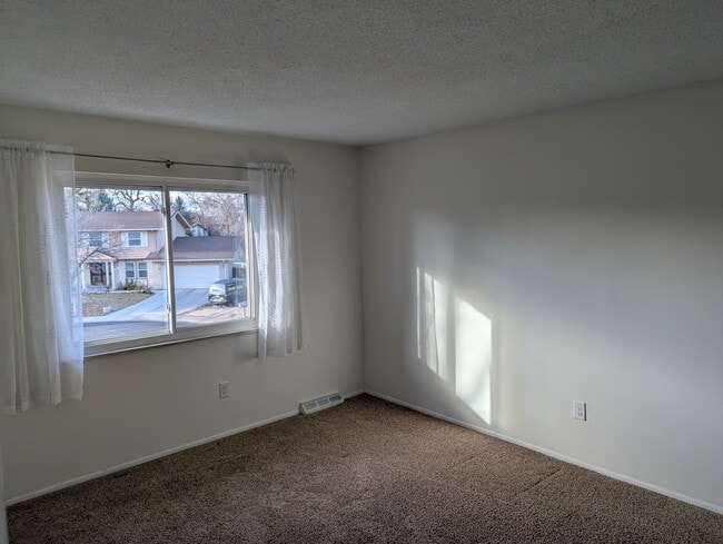 Building Photo - 582 S Everett Ct