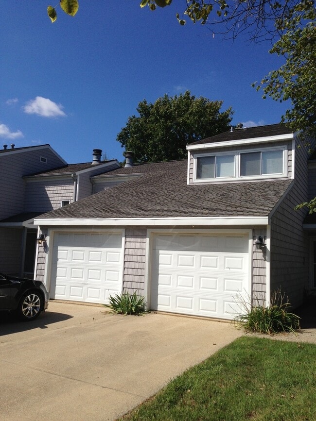 Building Photo - 1905 Blackthorn Dr