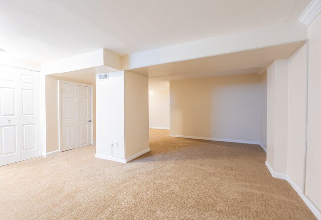 Building Photo - Beautiful 3 BR/2.5 BA Townhome in Millersv...