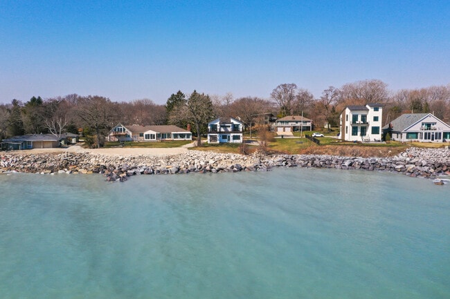 Building Photo - 8609 Lakeshore Dr