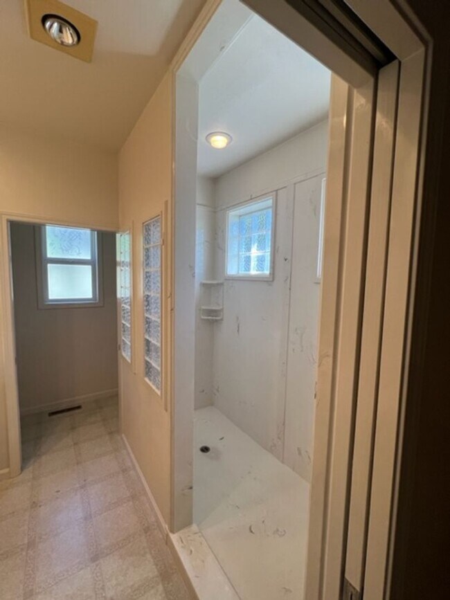 Building Photo - NEW TO MARKET, 3 BEDROOM EAST MEDFORD HOME