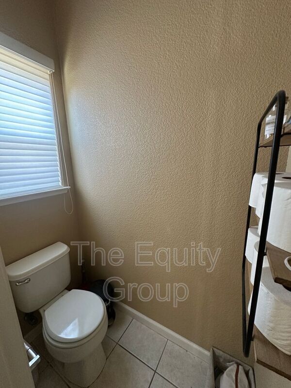 Building Photo - 6227 W Oak Ave