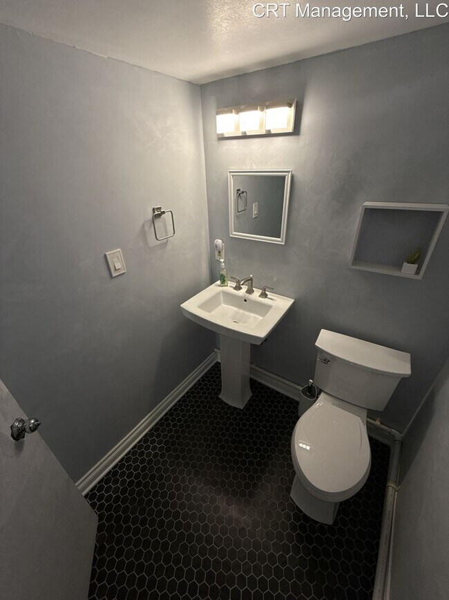 Building Photo - Beautiful 3 Bed 2.5 Single Family Home in ...