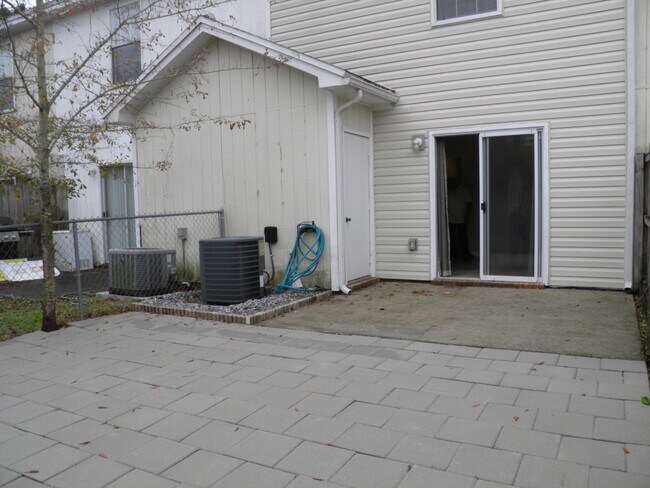 Building Photo - 1843 Whispering Oaks Ln