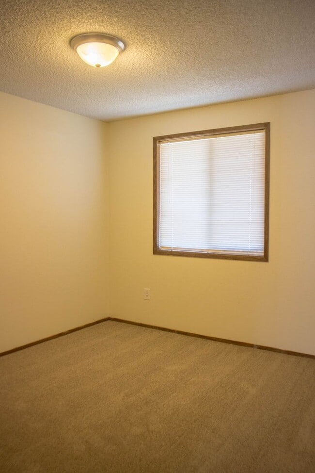 Building Photo - Riverside 408-410