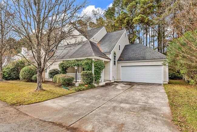 Building Photo - ** $1,000 off your first months rent with a move in by April 15th ** Rent includes Trash pick up,...