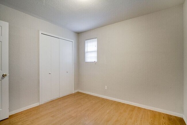 Building Photo - No Application Fees* $500 off 1st months r...
