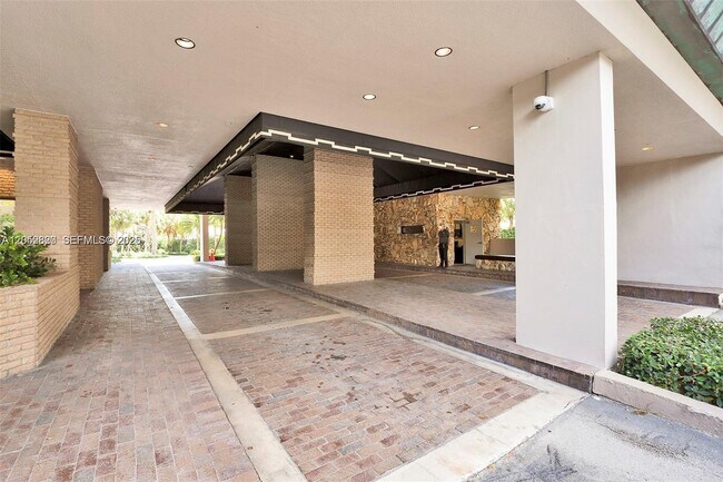 Building Photo - 2 Grove Isle Dr