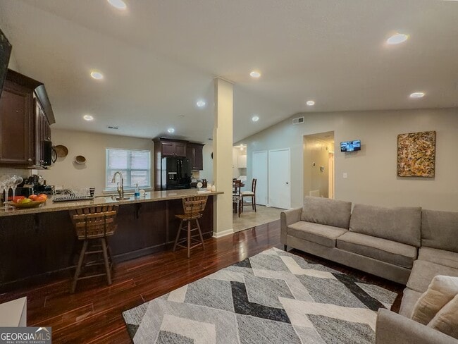 Building Photo - 580 Pineland Cir