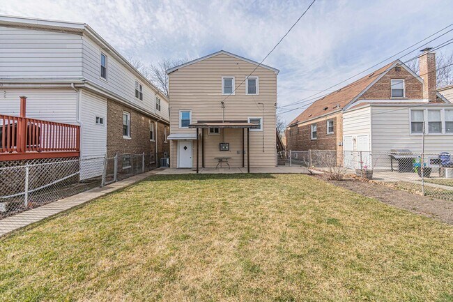 Building Photo - 3055 N Nordica Ave