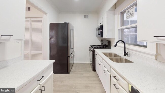 Building Photo - 6511 Enfield Dr