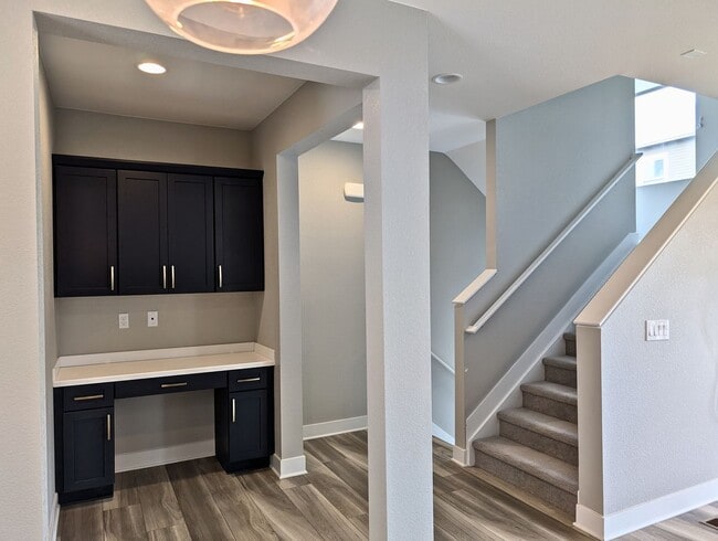 Building Photo - Beautiful 2 Bed + Office + 2.5 Bath home i...