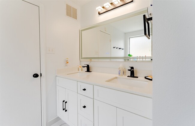 Building Photo - 7602 Little Thicket Ct