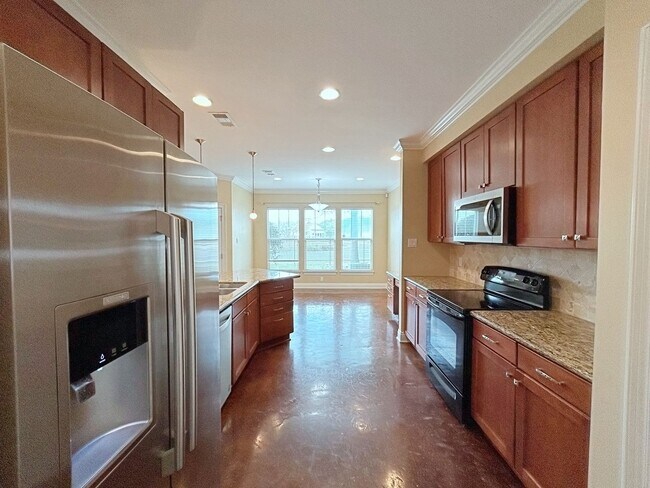 Building Photo - 3 Bedroom Townhouse in Gated Community off...