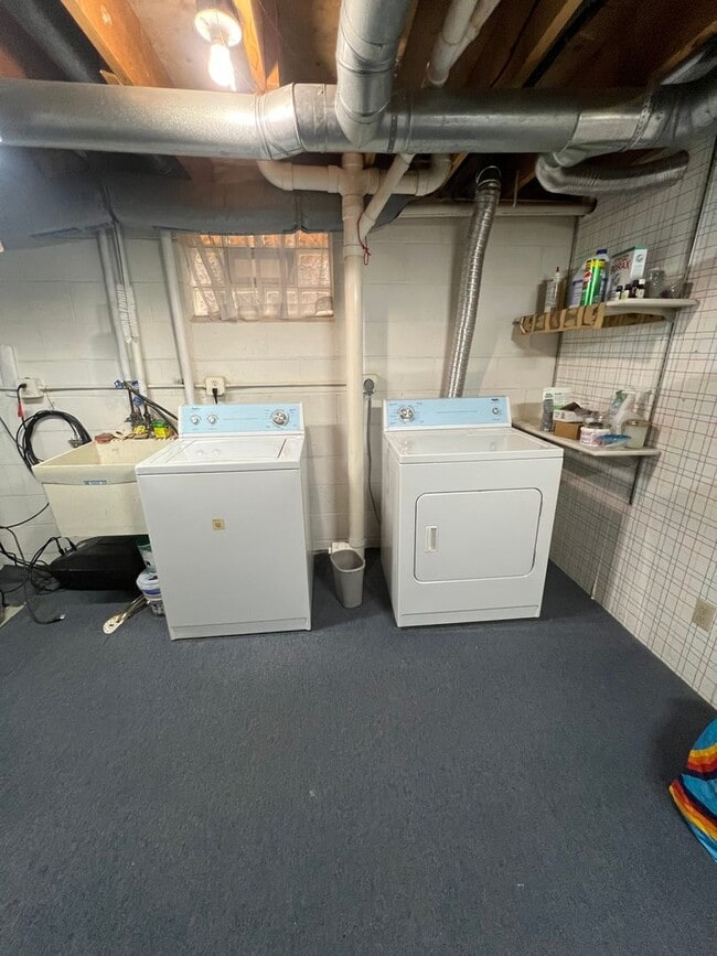 Building Photo - 2607 W 12th Street - Available May 8th - Short Term Rental Through October