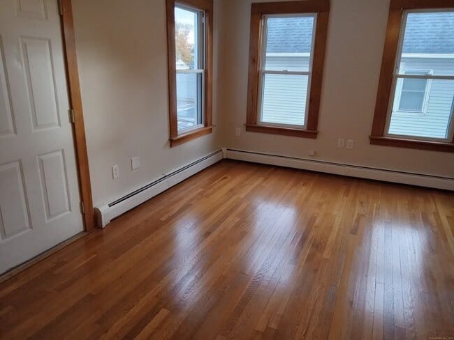 Building Photo - 109 S Cherry St