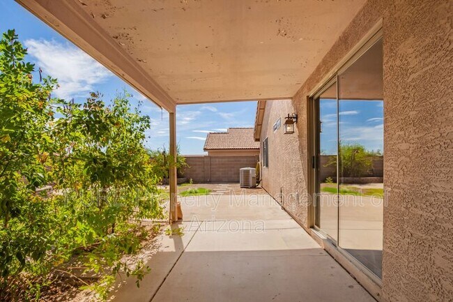 Building Photo - 8947 E Fairbrook St
