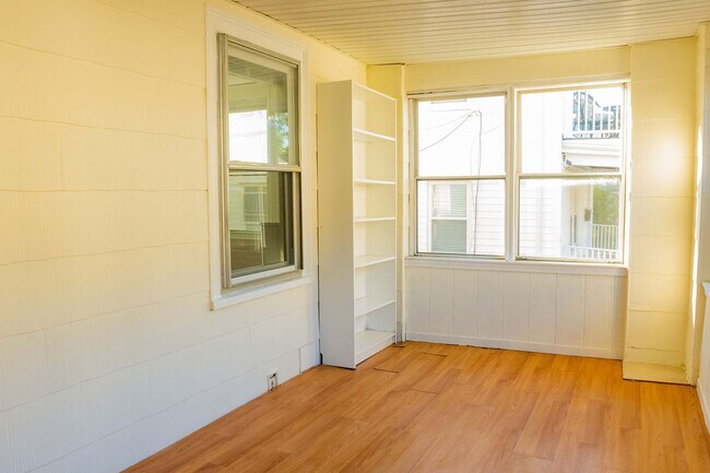 Building Photo - 204 Maple St