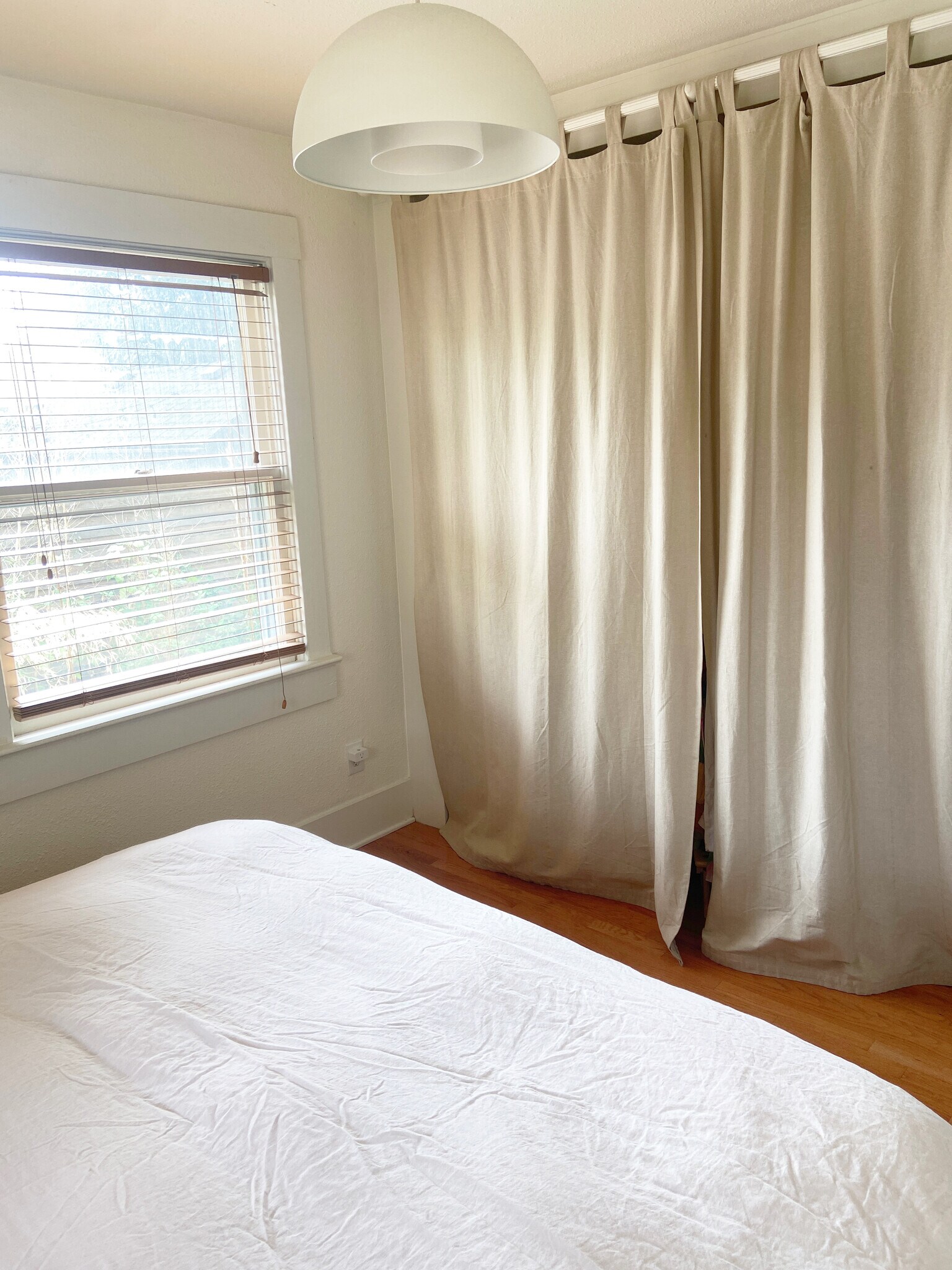 Main BR: king bed pictured. Not a huge room but cozy with a big closet tho. - 5124 NE 35th Pl