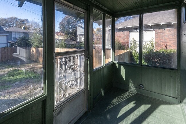 Building Photo - 3BR SFR with Washer/Dryer In Unit & Fenced Backyard in Midtown