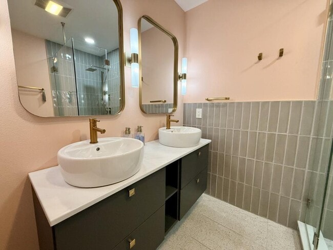 Building Photo - 3807 Longridge Dr