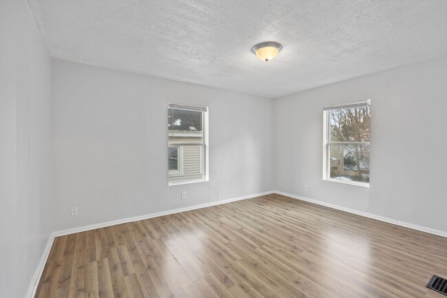 Building Photo - E. WALNUT HILLS - Cute 2 bed in upper of 2...