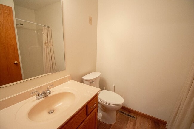 Building Photo - Bright Townhome with Fireplace & Nature Views