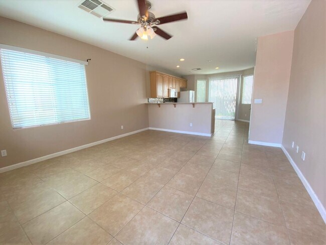 Building Photo - 3 Bed 2.5 Bath Pecos and Washburn