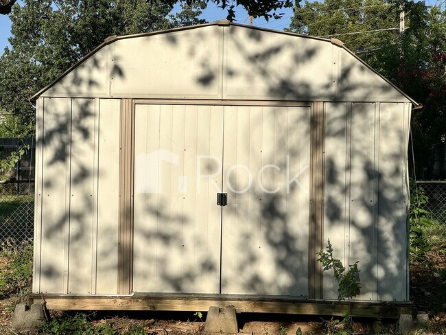 Building Photo - 2 Bedrooms plus Bonus Room near Mayfair Area in NW OKC