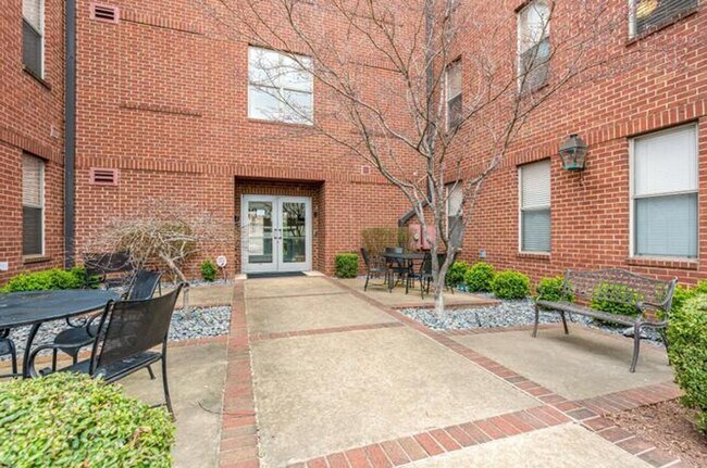 Building Photo - Gorgeous Downtown 2 Bedroom Condominium - ...