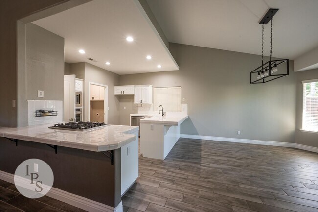 Building Photo - North West Fresno Modern/Updated Home, 3BR/2BA, Built 2004 - Lots of Amenities!
