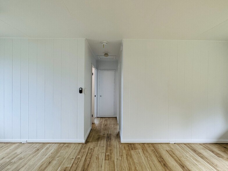 Hallway with storage - 1816 Kaikunane Loop