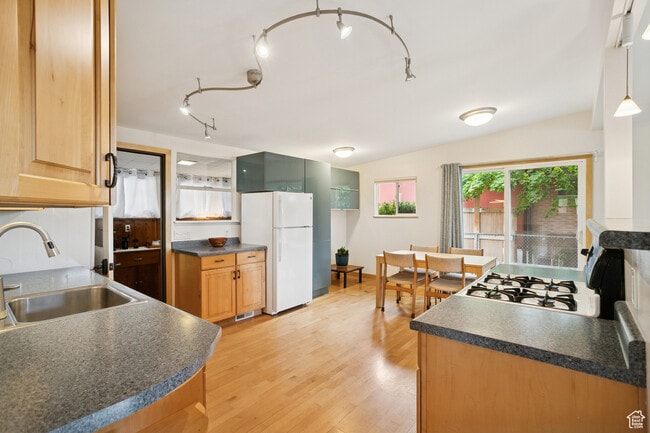 Building Photo - 3485 S Fleetwood Dr