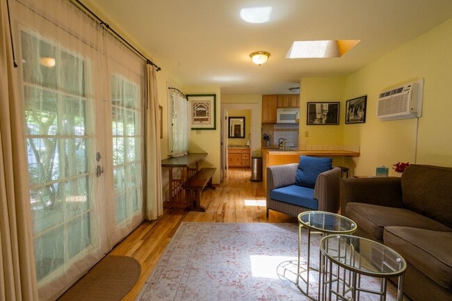 Building Photo - 550 square foot Fully Furnished short term...