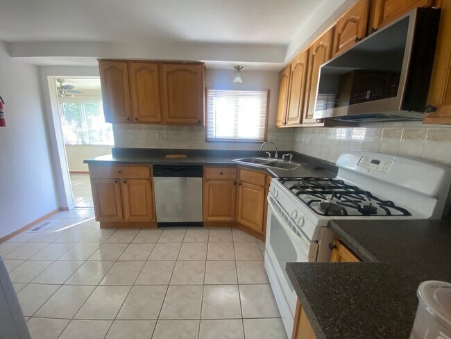 Building Photo - 709 S Salem Dr
