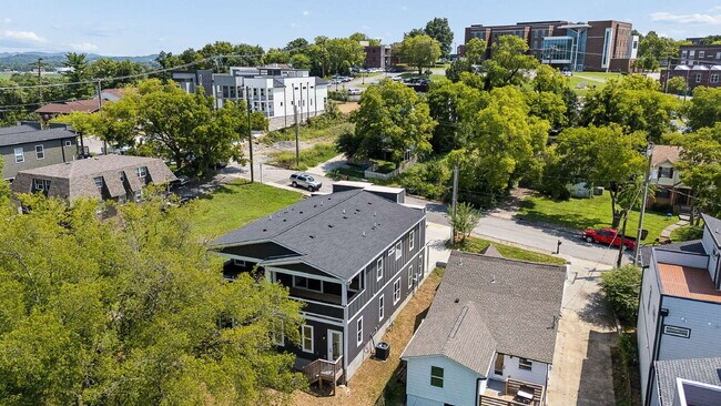 Building Photo - "Chic Nashville Townhouse: 3 Beds, 3 Baths, with Granite Elegance & Cozy Fireplace!"